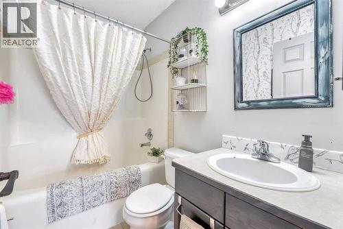 512 Highland Close, Strathmore, AB - Indoor Photo Showing Bathroom