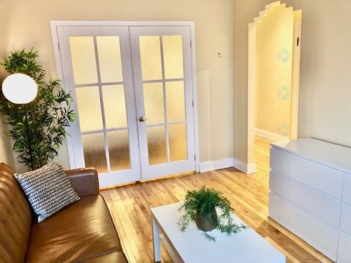 Salon - 5280 Rue St-Denis, Montréal (Le Plateau-Mont-Royal), QC - Indoor