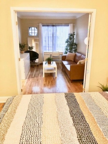 Salon - 5280 Rue St-Denis, Montréal (Le Plateau-Mont-Royal), QC - Indoor