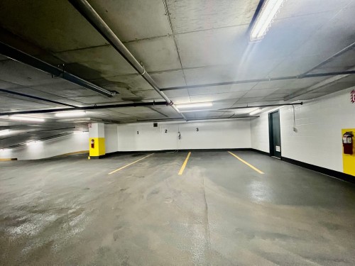 Garage - 1902-1100 Rue De La Montagne, Montréal (Ville-Marie), QC - Indoor Photo Showing Garage