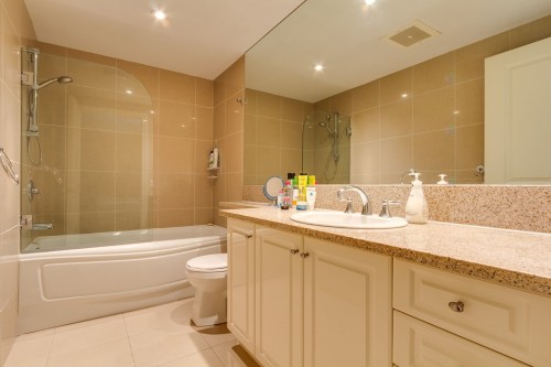 Salle de bains attenante à la CCP - 19F-1200 Boul. De Maisonneuve O., Montréal (Ville-Marie), QC - Indoor Photo Showing Bathroom