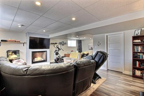 Salle familiale - 18 Rue De Champlain, Saint-André-D'Argenteuil, QC - Indoor With Fireplace