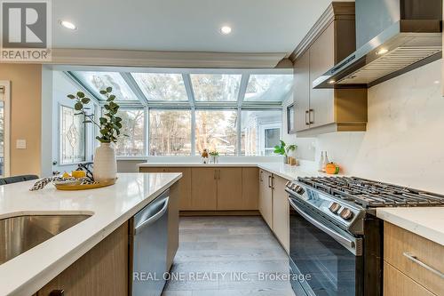 1399 Chriseden Drive, Mississauga, ON - Indoor Photo Showing Kitchen With Upgraded Kitchen