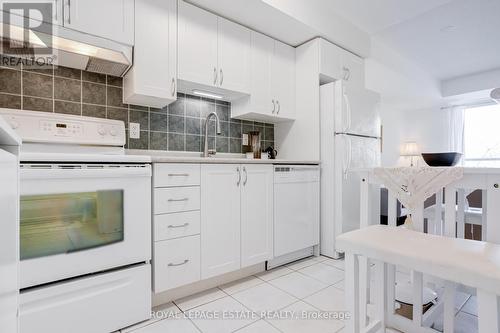 Eat-in Kitchen - 405 - 4 Elsinore Path, Toronto, ON - Indoor Photo Showing Kitchen