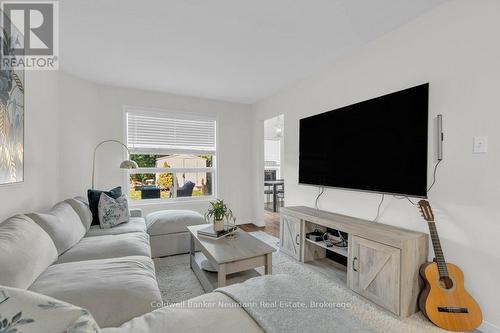 6 Law Drive, Guelph (Grange Road), ON - Indoor Photo Showing Living Room