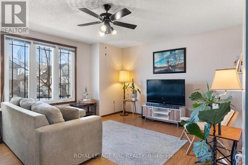 163 Pine Street S, Thorold (Thorold Downtown), ON - Indoor Photo Showing Living Room