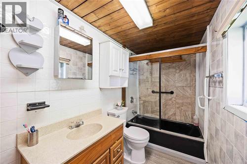 2354 Courtright Line, St Clair, ON - Indoor Photo Showing Bathroom