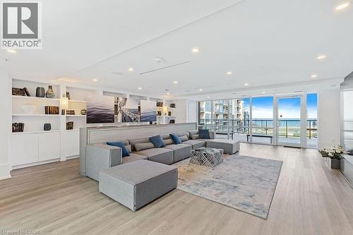 16 Concord Place Unit# 705, Grimsby, ON - Indoor Photo Showing Living Room