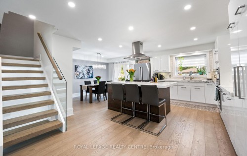 1071 Westmount Avenue, Mississauga, ON - Indoor Photo Showing Kitchen With Upgraded Kitchen