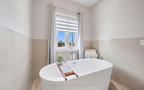 1071 Westmount Avenue, Mississauga, ON - Indoor Photo Showing Bathroom