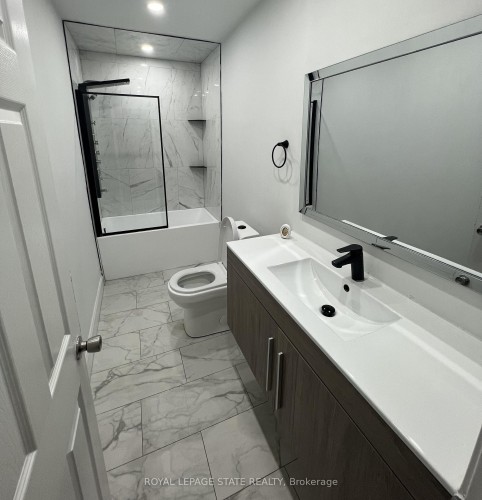 44 Madison Avenue, Hamilton, ON - Indoor Photo Showing Bathroom