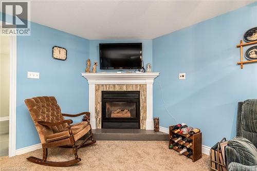 10 Wentworth Drive Unit# 36, Grimsby, ON - Indoor Photo Showing Living Room With Fireplace