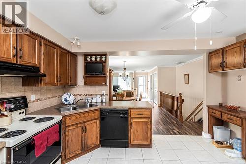 10 Wentworth Drive Unit# 36, Grimsby, ON - Indoor Photo Showing Kitchen With Double Sink