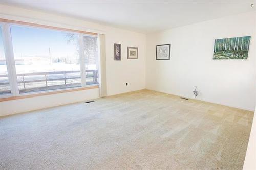 19 Dufferin Ave, Pinawa, MB 