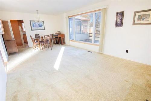 19 Dufferin Ave, Pinawa, MB 