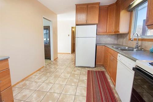 19 Dufferin Ave, Pinawa, MB 