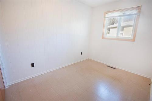 19 Dufferin Ave, Pinawa, MB 