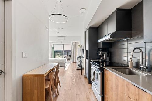 Hall - 910-60  - 70 Rue Wellington S., Sherbrooke (Les Nations), QC - Indoor Photo Showing Kitchen With Upgraded Kitchen