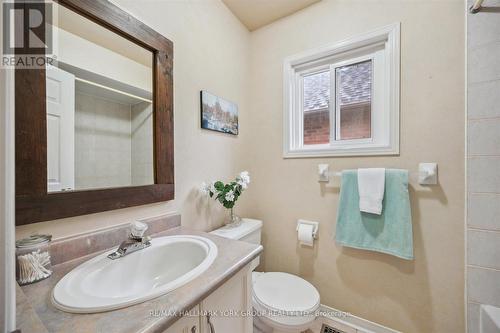 11 Snedden Avenue, Aurora, ON - Indoor Photo Showing Bathroom