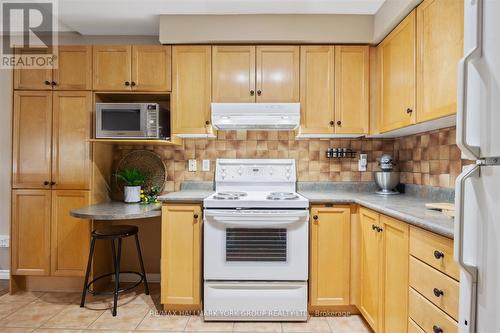 11 Snedden Avenue, Aurora, ON - Indoor Photo Showing Kitchen