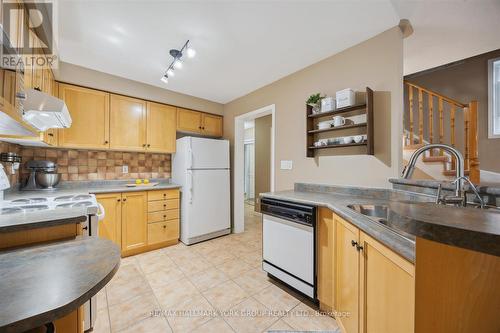 11 Snedden Avenue, Aurora, ON - Indoor Photo Showing Kitchen
