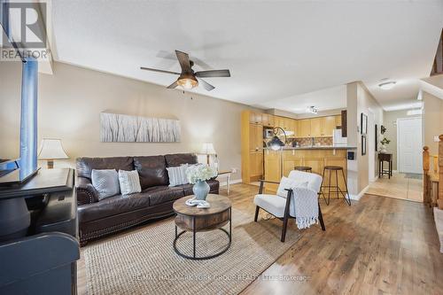 11 Snedden Avenue, Aurora, ON - Indoor Photo Showing Living Room