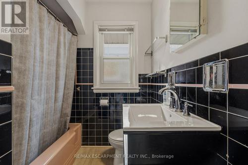 20 Shirley Street, Hamilton, ON - Indoor Photo Showing Bathroom