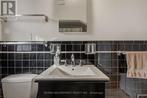 20 Shirley Street, Hamilton, ON - Indoor Photo Showing Bathroom