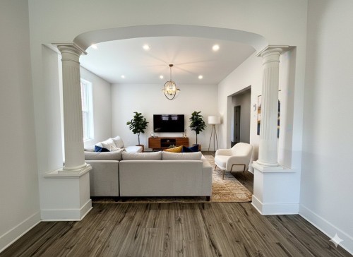 Salon - 2142 Boul. Grand, Montréal (Côte-Des-Neiges/Notre-Dame-De-Grâce), QC - Indoor