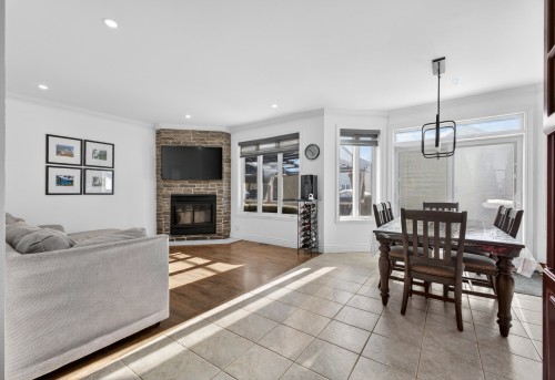 Salon - 107 Rue Thibert, Saint-Constant, QC - Indoor With Fireplace