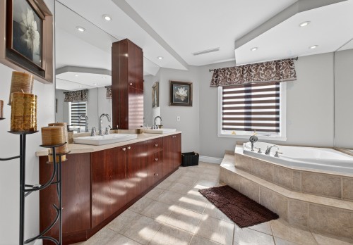 Salle de bains attenante à la CCP - 107 Rue Thibert, Saint-Constant, QC - Indoor Photo Showing Bathroom