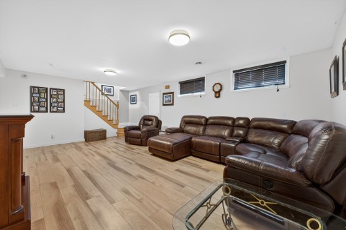 Salon - 107 Rue Thibert, Saint-Constant, QC - Indoor