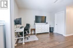 Primary bedroom suite w w/i closet & 4 pc ensuite. - 