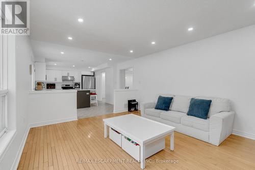 191 Hawkswood Trail, Hamilton, ON - Indoor Photo Showing Living Room