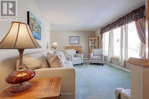 8 Jeanette Street, Hamilton, ON - Indoor Photo Showing Living Room