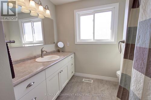 8 Jeanette Street, Hamilton, ON - Indoor Photo Showing Bathroom