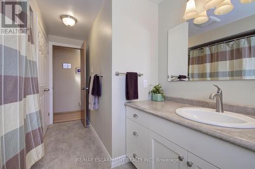 8 Jeanette Street, Hamilton, ON - Indoor Photo Showing Bathroom