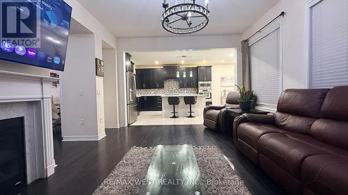 124 Johnson Drive, Shelburne, ON - Indoor Photo Showing Living Room With Fireplace