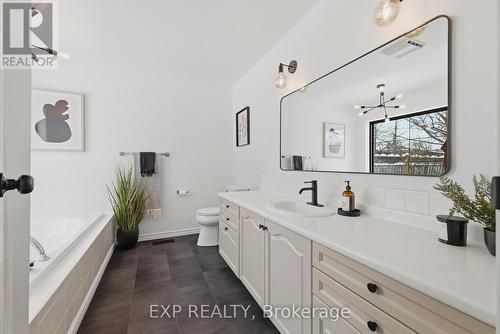 523 Forest Hill Drive, Kitchener, ON - Indoor Photo Showing Bathroom