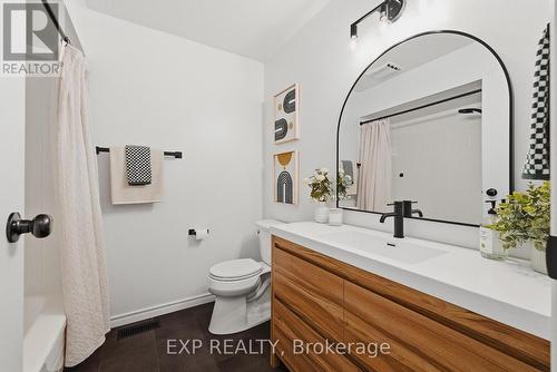 523 Forest Hill Drive, Kitchener, ON - Indoor Photo Showing Bathroom