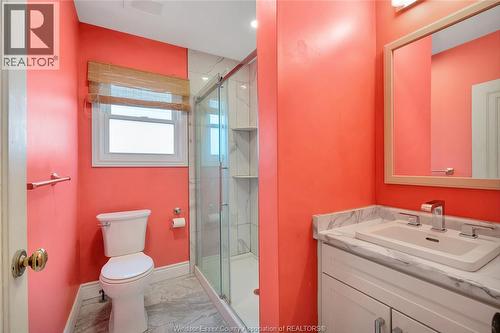 238 St. Louis, Windsor, ON - Indoor Photo Showing Bathroom