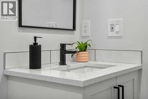 161 Lavender Manor Se, Calgary, AB - Indoor Photo Showing Bathroom