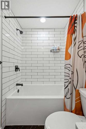 161 Lavender Manor Se, Calgary, AB - Indoor Photo Showing Bathroom