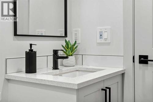 161 Lavender Manor Se, Calgary, AB - Indoor Photo Showing Bathroom