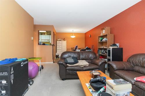 403-2025 Baron Road, Kelowna, BC - Indoor Photo Showing Living Room