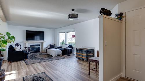 527-1255 Raymer Avenue, Kelowna, BC - Indoor Photo Showing Living Room With Fireplace