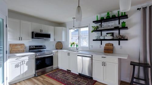527-1255 Raymer Avenue, Kelowna, BC - Indoor Photo Showing Kitchen