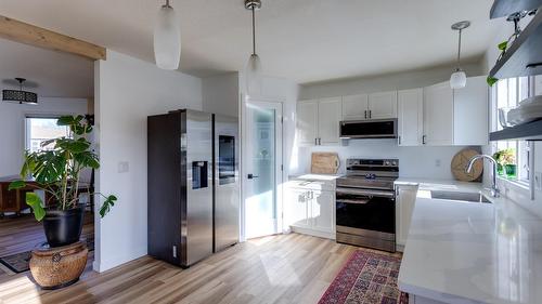 527-1255 Raymer Avenue, Kelowna, BC - Indoor Photo Showing Kitchen