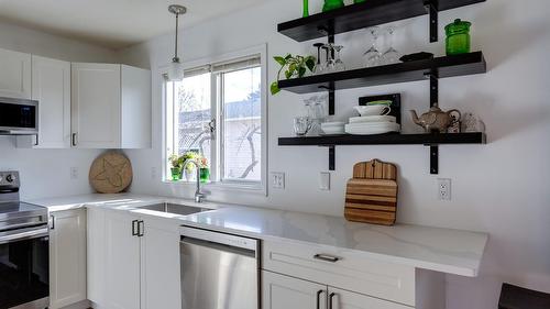 527-1255 Raymer Avenue, Kelowna, BC - Indoor Photo Showing Kitchen