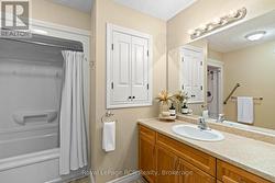 Large 4 pc bath on the main floor - 